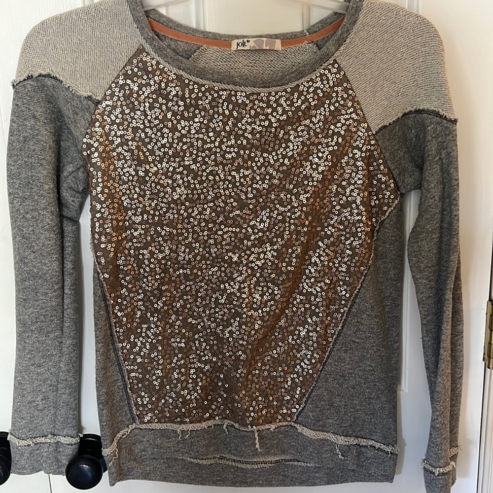 Jolt size small sweater from Buckle. Only warn handful of times